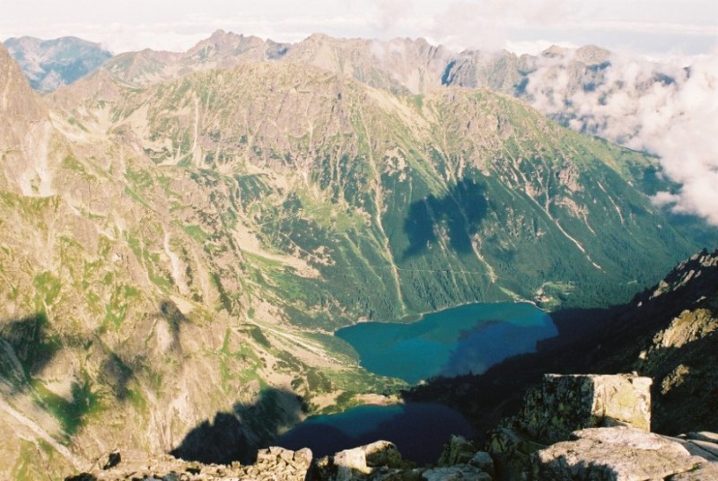 Widok z szczytu Rysy na Morskie Oko i Czarny Staw